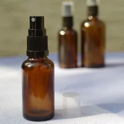 Butelka szklana brąz. z atomizerem czarnym  30 ml