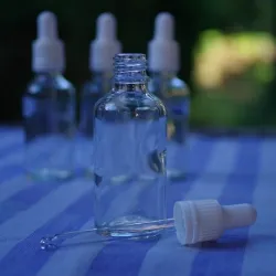 Butelka szklana z pipetą szklaną (b) 50 ml bezbarwna (P)