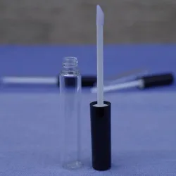 Pojemnik na błyszczyk do ust z aplikatorem 7 ml